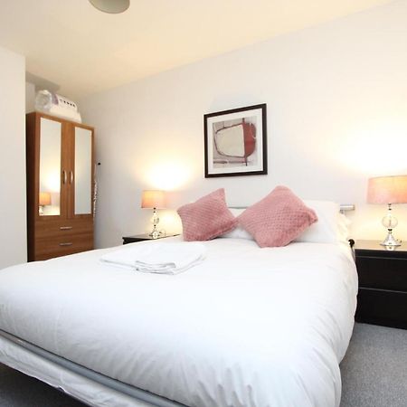 Spacious 1- Bedroom Apartment In E16 London Exteriör bild