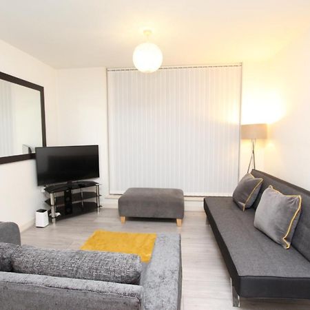 Spacious 1- Bedroom Apartment In E16 London Exteriör bild
