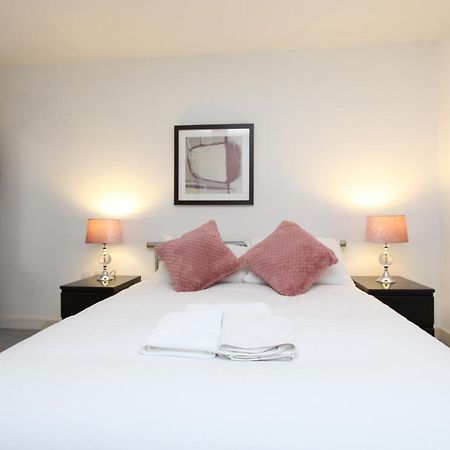 Spacious 1- Bedroom Apartment In E16 London Exteriör bild