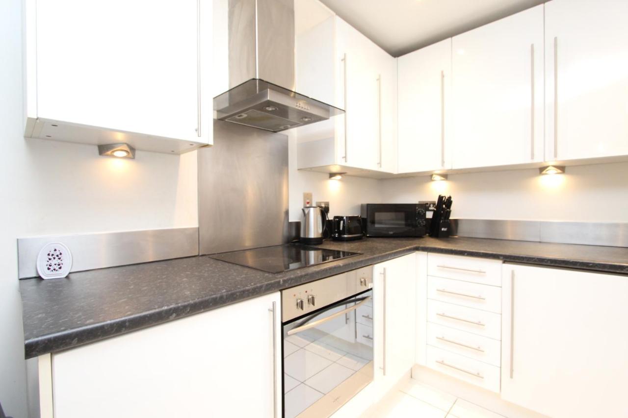 Spacious 1- Bedroom Apartment In E16 London Exteriör bild