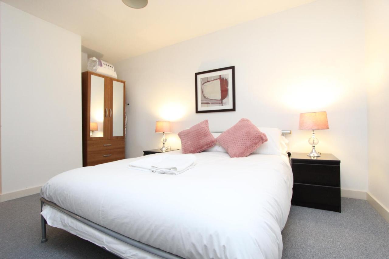 Spacious 1- Bedroom Apartment In E16 London Exteriör bild