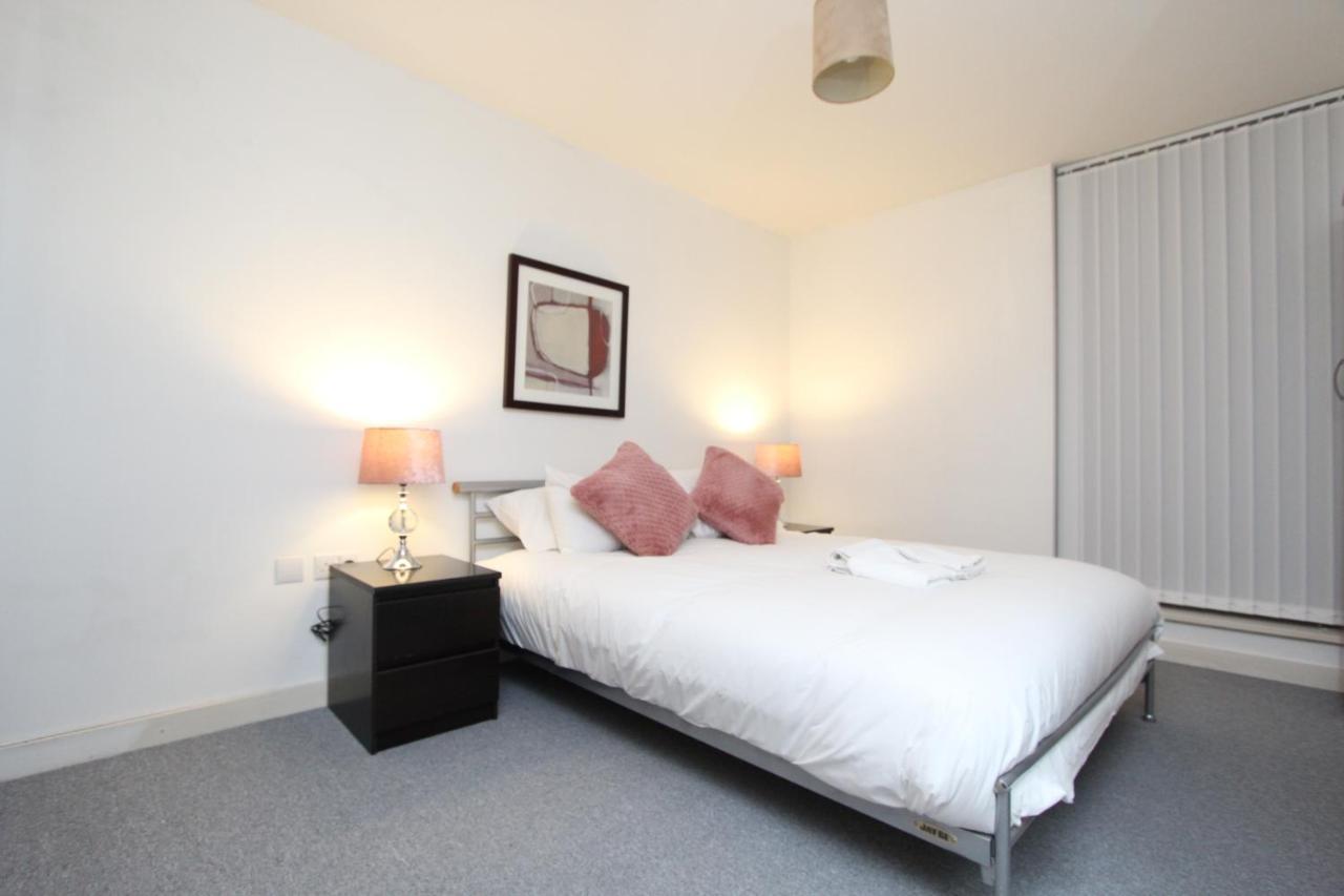 Spacious 1- Bedroom Apartment In E16 London Exteriör bild